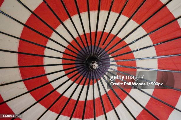 full frame shot of white umbrella,shimonoseki,yamaguchi,japan - 500px plus stockfoto's en -beelden