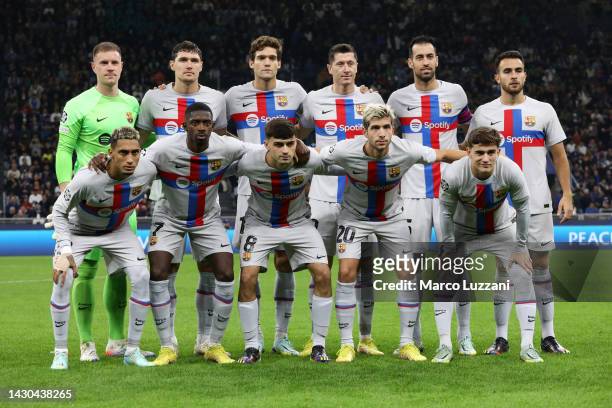 Barcelona players pose for a photo prior to the UEFA Champions League group C match between FC Internazionale and FC Barcelona at San Siro Stadium on...