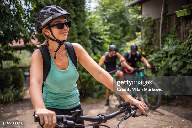 eine gruppe von freizeitsportlern bereitet sich darauf vor, elektrofahrräder zu fahren - fahrrad grün stock-fotos und bilder