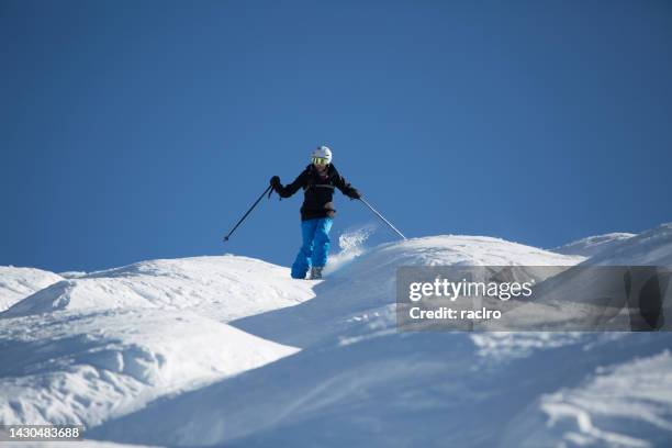 experta esquiadora experta y madura. - mogul skiing fotografías e imágenes de stock