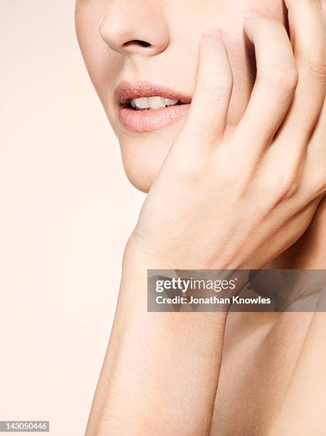 nude female beauty, side view - hand on chin stock pictures, royalty-free photos & images