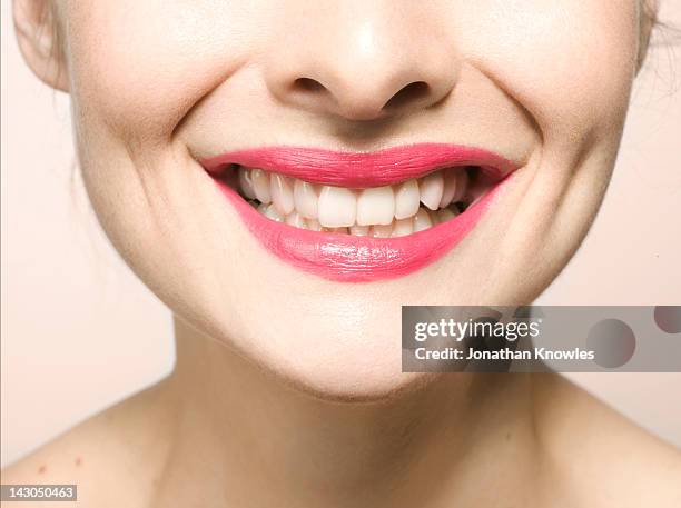 female smiling, close up on lips - stralende glimlach stockfoto's en -beelden