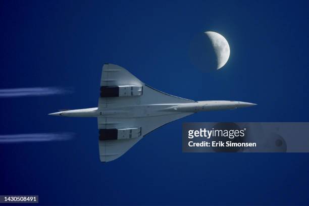 inflight view of a british aerospace concorde sst (supersonic transport) with high altitude contrails and the moon. - concord california stock-fotos und bilder