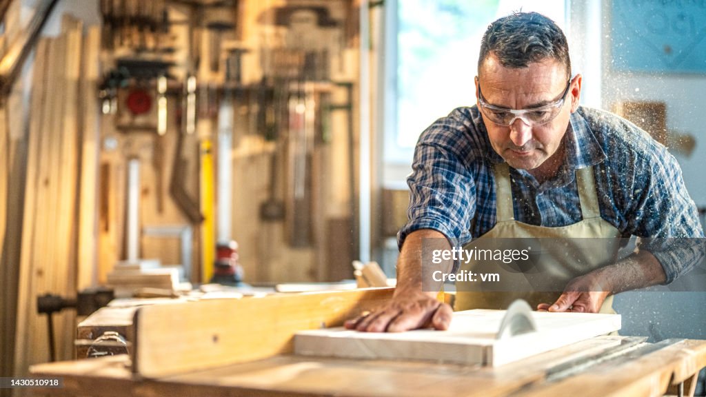 Reifer Facharbeiter, der sich auf die Arbeit konzentriert