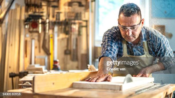 travailleur professionnel d’âge mûr concentré sur le travail - menuisier photos et images de collection