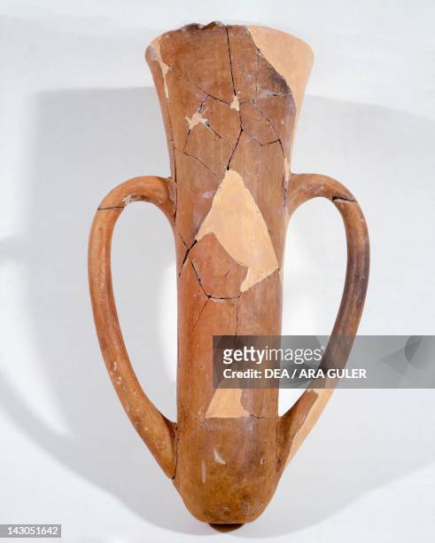 Two-handled vase from Troy, Turkey. Anatolian civilisation, 3rd Millenium BC. Istanbul, Arkeoloji Muzerleri