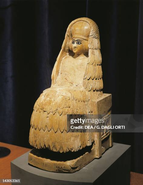 Alabaster statue representing the goddess Ishtar. Sumerian civilisation, 3rd Millennium BC. Damascus, Musée National De Damas