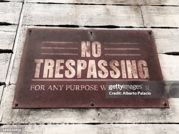 no trespassing - keep out sign fotografías e imágenes de stock