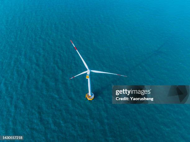 top view of wind turbine in the sea - structure actionnée par le vent photos et images de collection