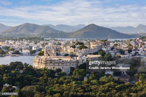 view of the city palace and lake pichola - udaipur palace stock-fotos und bilder