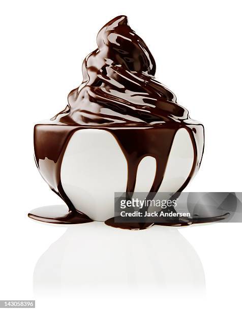 soft serve ice cream with chocolate sauce - ice cream bowl stockfoto's en -beelden