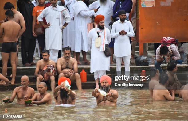 people take part in ceremony at haridwar ganga aarti - ganga ghat stockfoto's en -beelden