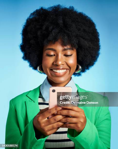 social-media-telefon, glückliche e-mail und schwarze frau mit lächeln für die kommunikation im web, lesen von benachrichtigungen und aufgeregt über die arbeit vor blauem studiohintergrund. afrikanischer influencer, der an tech arbeitet - fashion woman smile stock-fotos und bilder