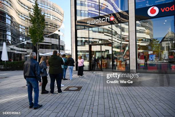 menschenschlange vor dem swatch store am schadowplatz in düsseldorf - stoffmuster stock-fotos und bilder