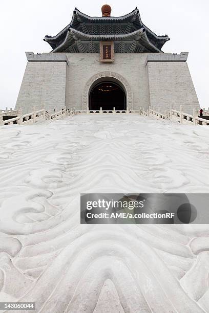 chiang kai-shek memorial hall, taipei, taiwan - chiang kaishek memorial hall stock pictures, royalty-free photos & images