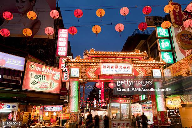 raohe street night market, taipei, taiwan - taiwan night market stock pictures, royalty-free photos & images