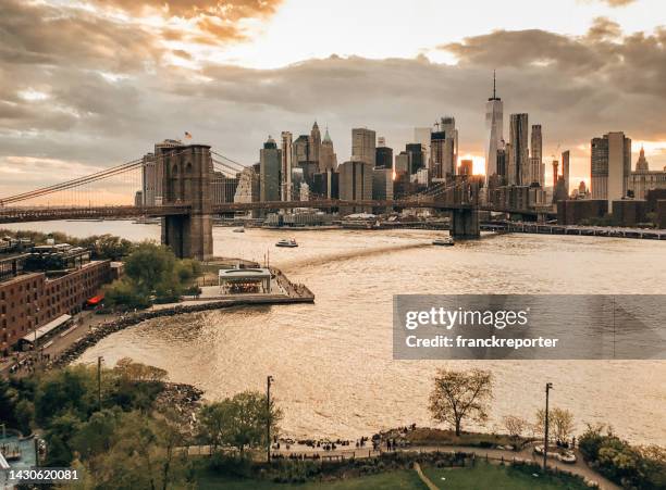 skyline di manhattan al crepuscolo - brooklyn bridge park foto e immagini stock