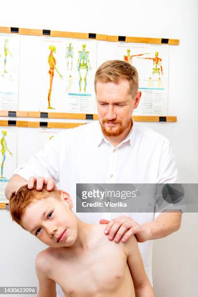 osteopata che guarisce un ragazzo - osteopata foto e immagini stock