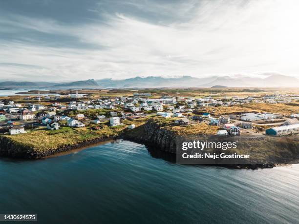 luftaufnahme eines isländischen dorfes am meer - iceland harbour stock-fotos und bilder