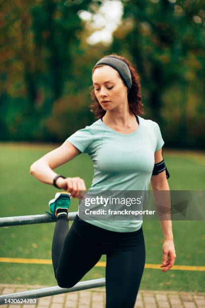 fitness-frau, die den fitness-tracker überprüft - pedometer stock-fotos und bilder