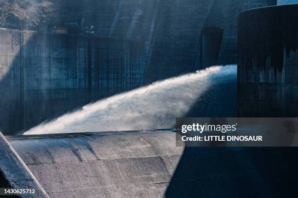 dam discharge - wasserkraft stock-fotos und bilder