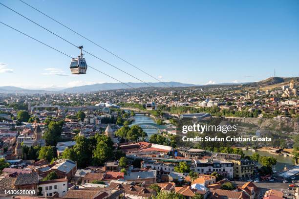 cable car over tbilisi, georgia - geórgia foto e immagini stock