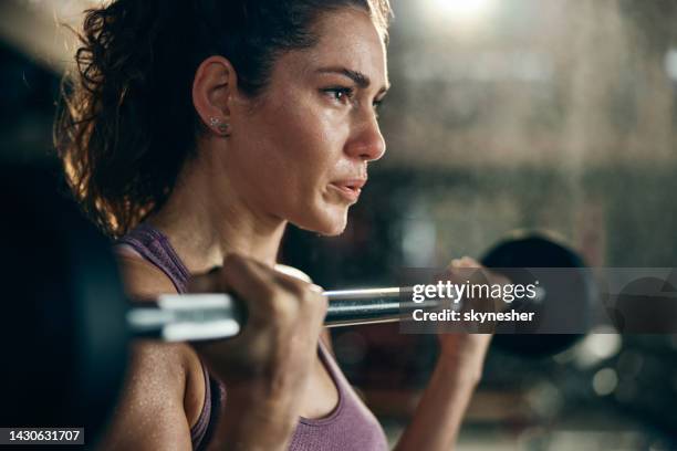 atleta suada exercitando força com barbell em um clube de saúde. - athletic club - fotografias e filmes do acervo