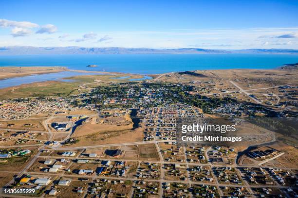 aerial view of el calafate, a sprawing town on the coast, a sea channel, on the edge of the southern patagonian ice field - province de santa cruz argentine photos et images de collection