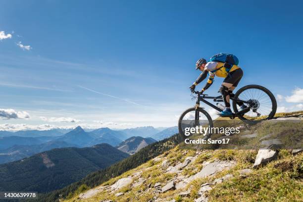 start mit dem mountainbike bergab. - mountainbike stock-fotos und bilder