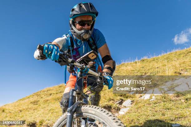 mountainbiker nahaufnahme. - knieschützer stock-fotos und bilder
