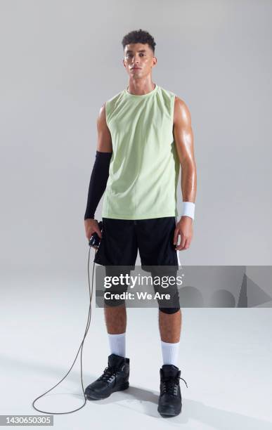 man with skipping rope - sportsman imagens e fotografias de stock