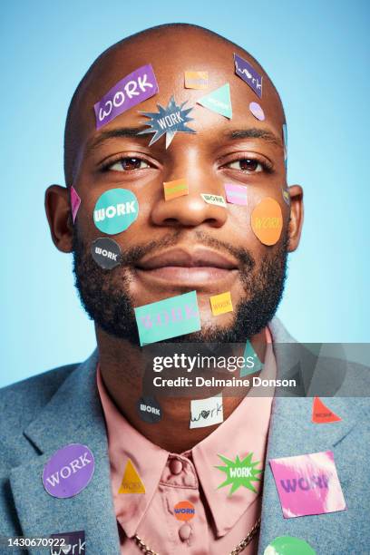 retrato de hombre de negocios con pegatinas en la cara, pensando en ideas. maqueta para startup, emprendedor y trabajo en una nueva empresa. hombre de negocios, marketing y hombre negro trabajador sobre fondo azul - marca fotografías e imágenes de stock