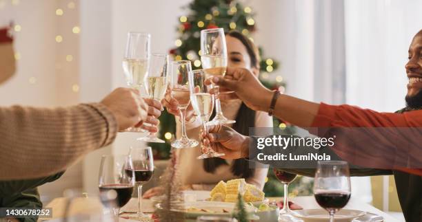 celebración navideña, brindis con champán y amigos o grupo de personas en la mesa del comedor con comida y bebida. celebrar, fiesta de acción de gracias y la familia o grupo de personas aplaude la copa de vino con alcohol - brindar fotografías e imágenes de stock