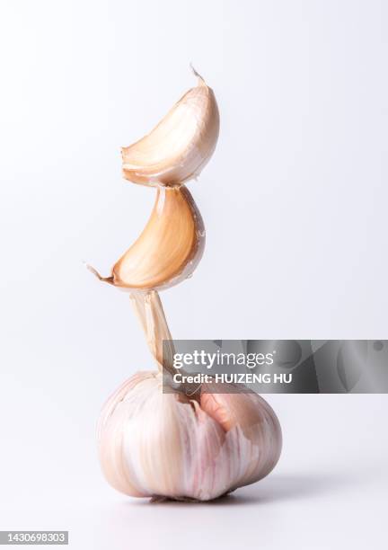 cloves of garlic stack - garlic stockfoto's en -beelden