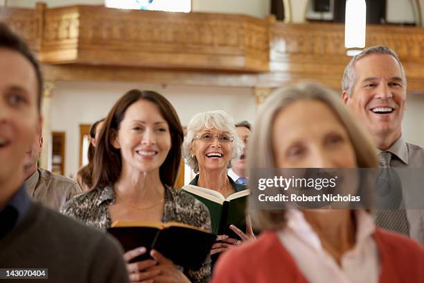 congregation singing together in church - church group stock pictures, royalty-free photos & images