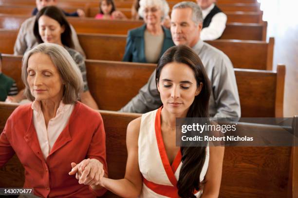 congregation holding hands in prayer - anglican prayers stock pictures, royalty-free photos & images