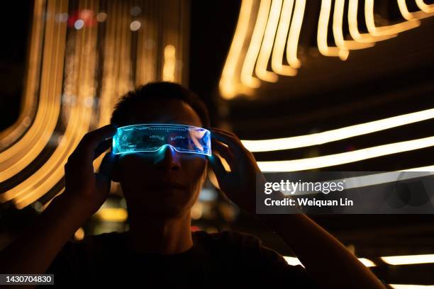 man using virtual reality glasses - virtual reality simulator - fotografias e filmes do acervo