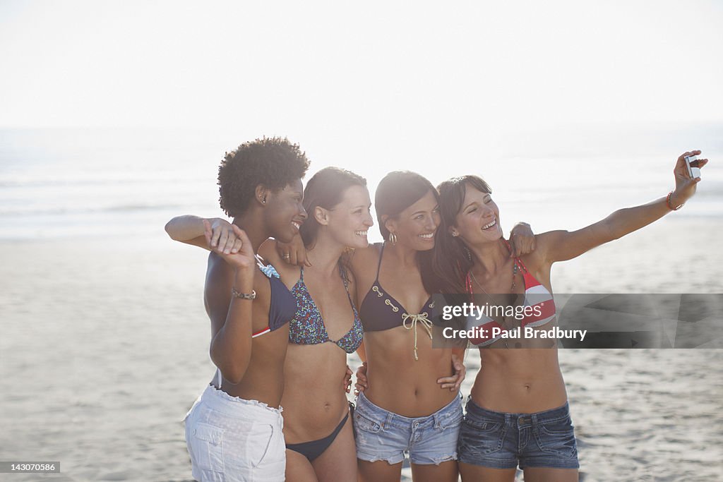 写真の女性たちにビーチ