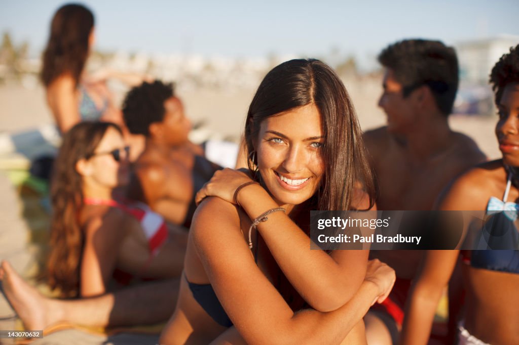 Frau sitzen mit Ihren Freunden am Strand