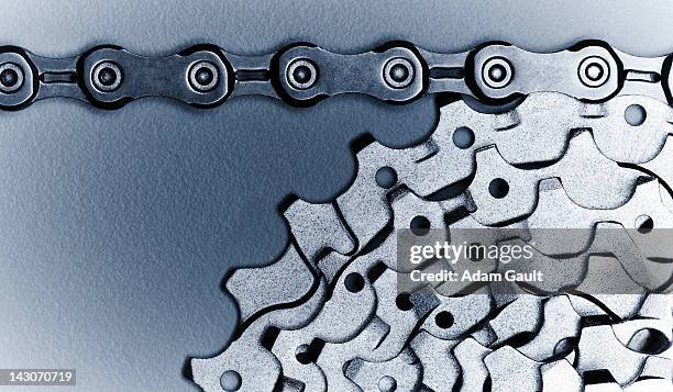 close up of bicycle chain and gears - kettenwechsler stock-fotos und bilder