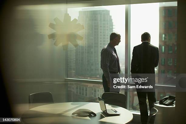 hombres de negocios trabajando juntos en la oficina - see no evil hear no evil speak no evil fotografías e imágenes de stock