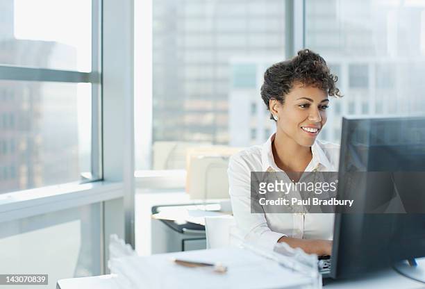 geschäftsfrau arbeiten am schreibtisch in büro - pc stock-fotos und bilder