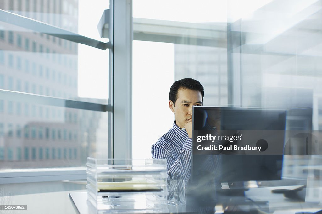 Empresario trabajando en el escritorio de oficina