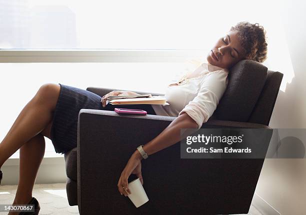 geschäftsfrau schlafen im büro stuhl - woman taking a nap stock-fotos und bilder