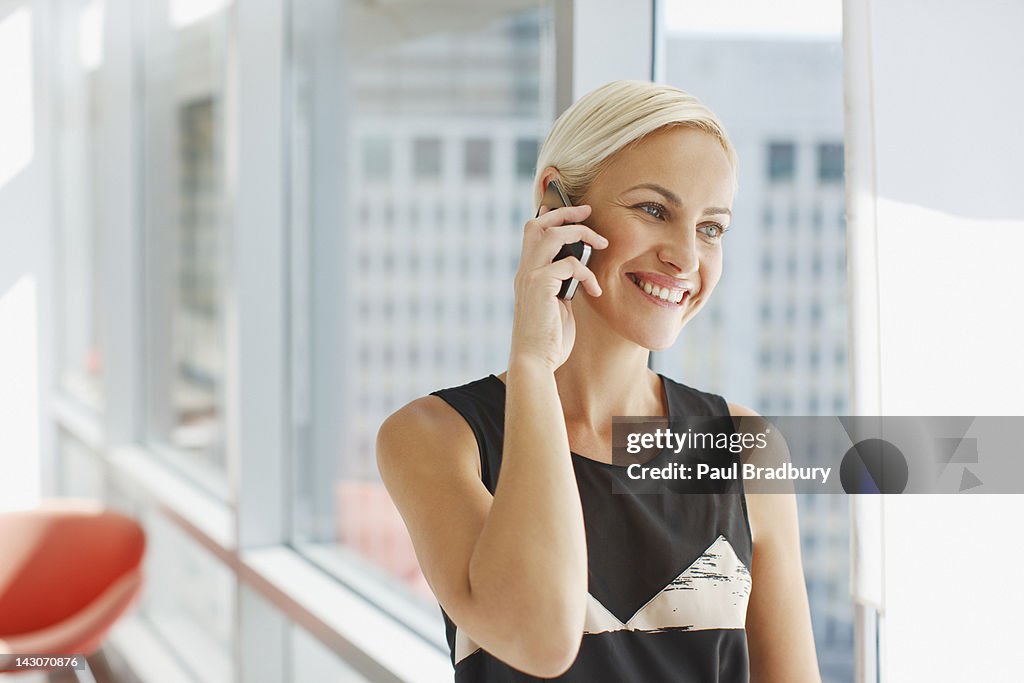 Femme d'affaires parler sur téléphone portable dans le bureau