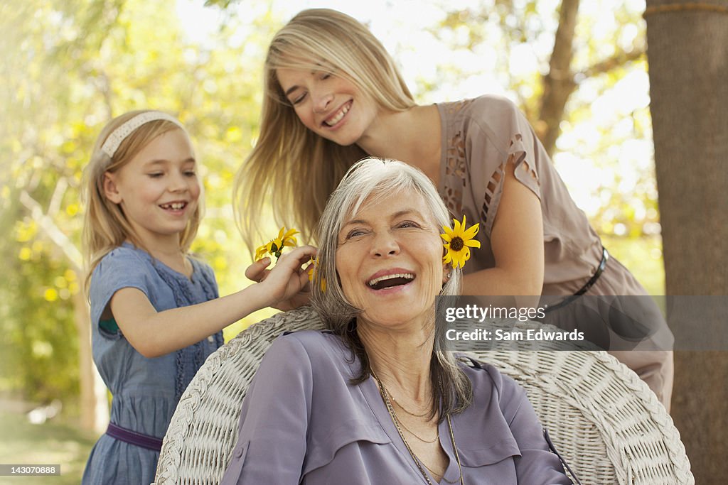 Três gerações de mulheres a tocar ao ar livre
