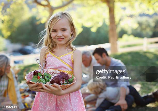 mädchen tragen eine schüssel salat im freien - salad bowl stock-fotos und bilder