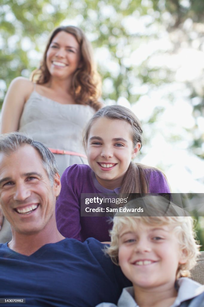 Família relaxante juntos ao ar livre