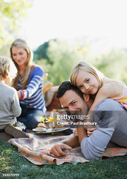 familie picknick zusammen im freien - family picnic stock-fotos und bilder