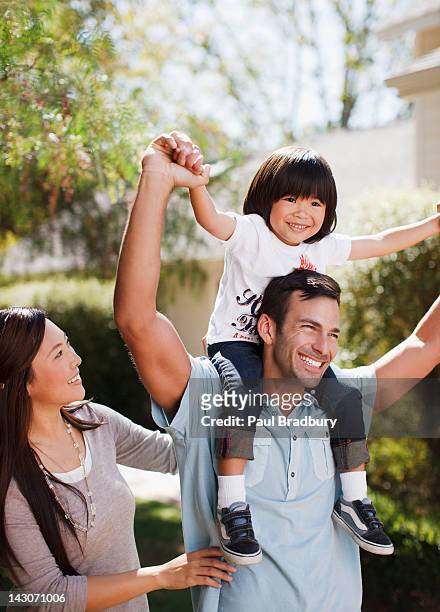 ご家族ご一緒に屋外で歩き - 肩車 ストックフォトと画像